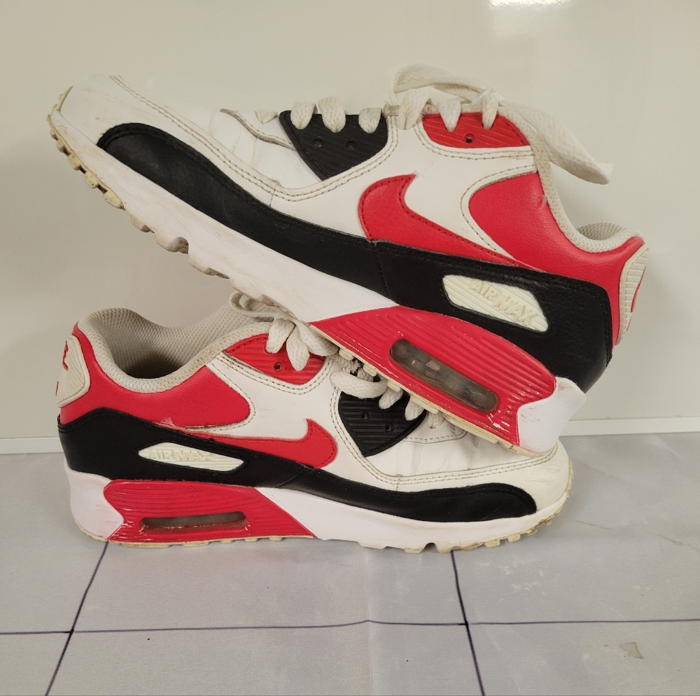 Nike Air Max 90 Junior Sneakers Red and White, Size 5 Youth.